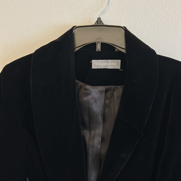 Blk Velvet Blazer - Picture 2 of 3